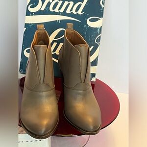 Lucky Brand Women's Taupe Slip-On Leather Ankle Booties NIB size 10